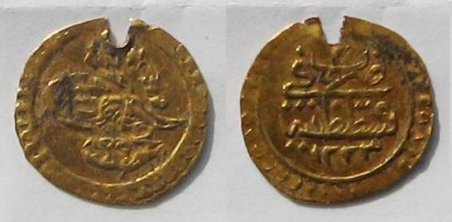 A 19th century golden Ottoman coin has been found during the excavations of Aquae Calidae - Thermopolis. Photo by Burgas Municipality