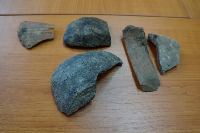 Artifacts found in the grave in downtown Yambol. Photo by Delnik.net