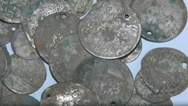 A closeup of some of the coins discovered by Tahir Mehmedov in Bulgaria's Popovo Municipality. Photo: TV grab from Nova TV