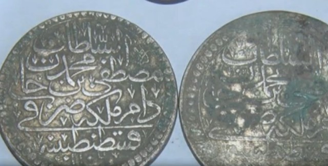 A closeup of some of the coins discovered by Tahir Mehmedov in Bulgaria's Popovo Municipality. Photo: TV grab from Nova TV
