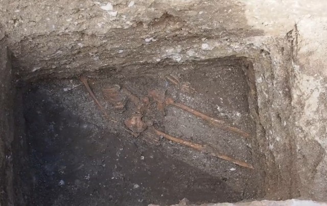The unearthed 4th-5th century AD skeleton of the tall man buried under the Odessos fortress wall has been lying "in situ" since it was found on March 17, 2015. Photo: TV grab from Nova TV
